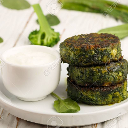 buÑuelos de espinaca, salsa de yogur